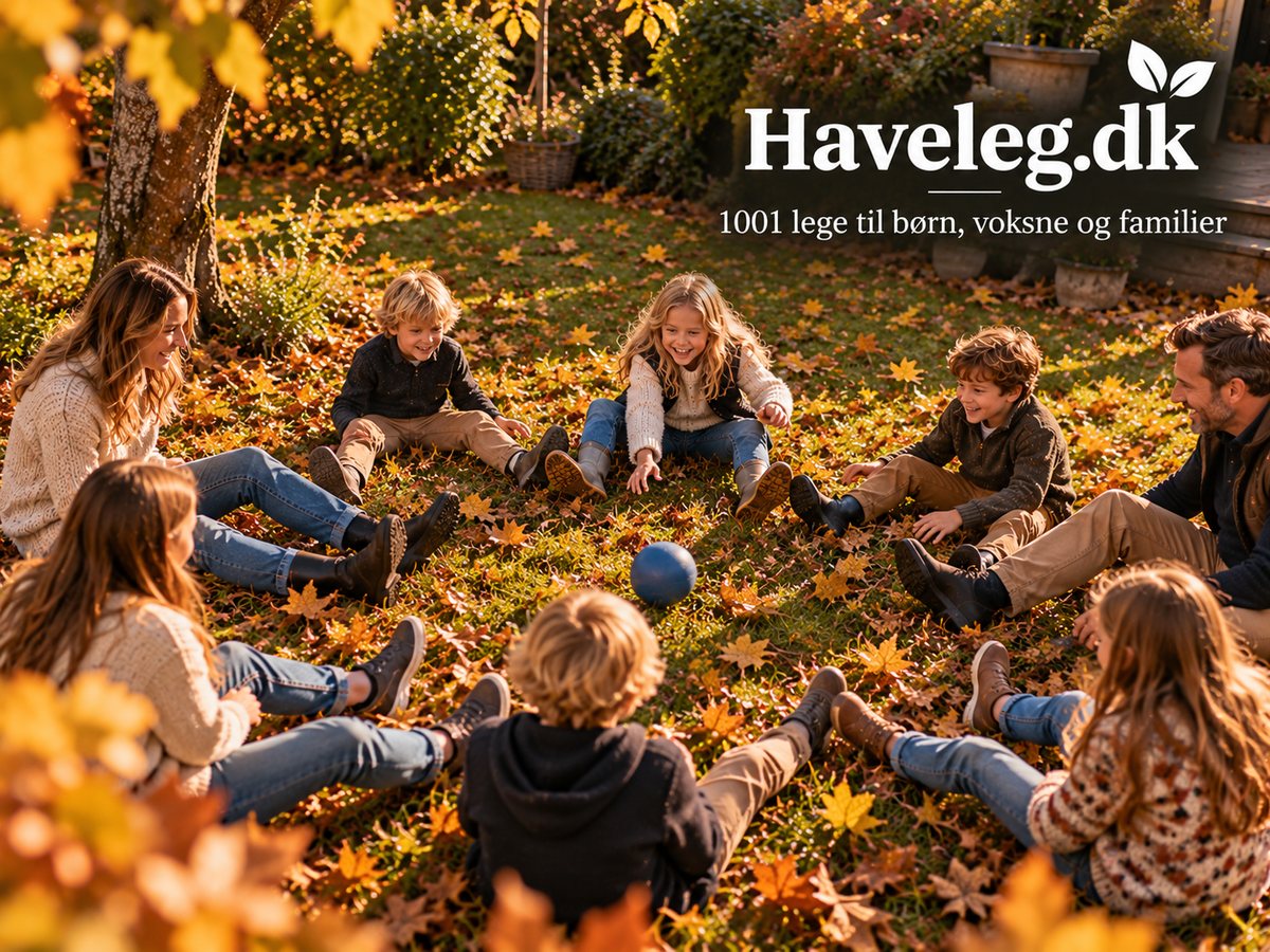 Havelege for hele familien: forældre og børn sidder i rundkreds på græsplænen og triller en bold til hinanden