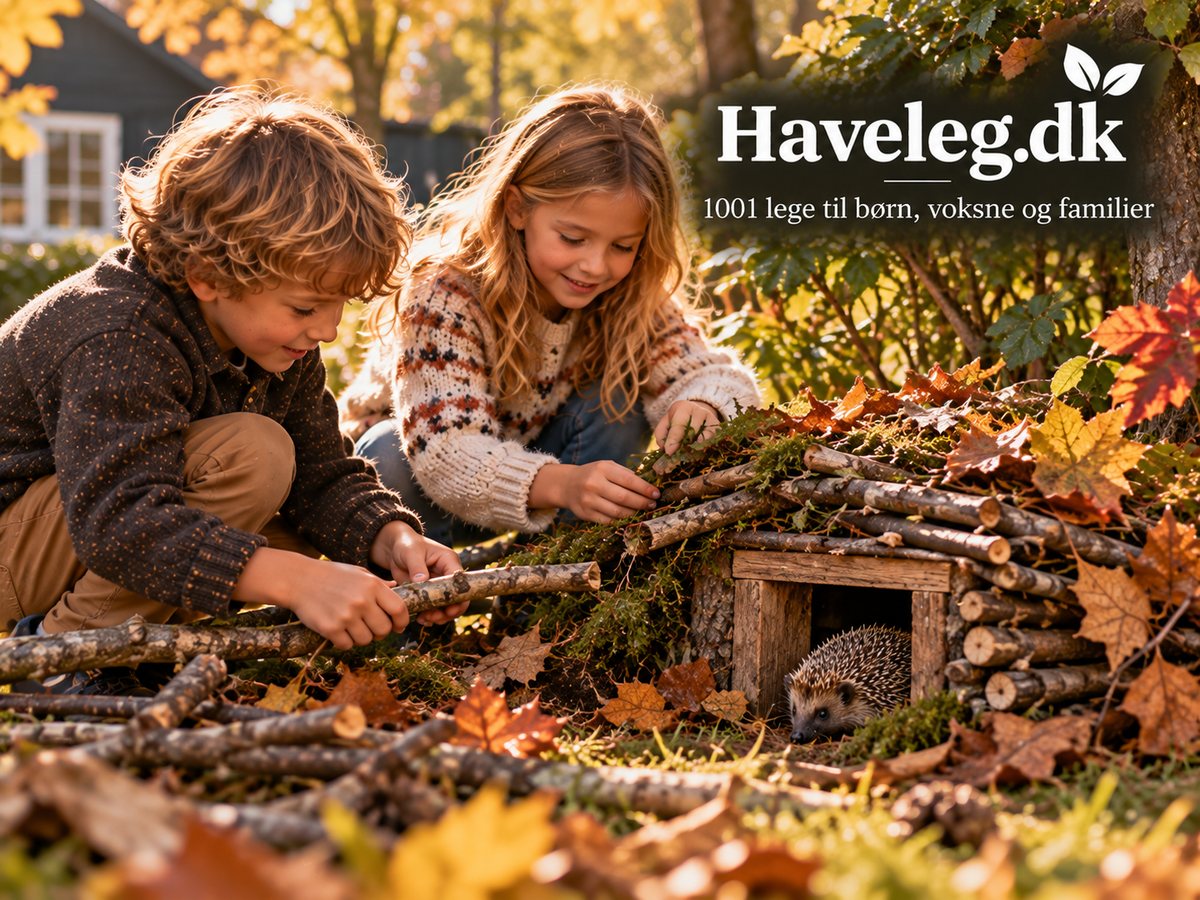 Pindsvinets vinterhus, en efterårsleg i haven: dreng og pige bygger et hus af grene, mos og blade, mens et pindsvin kigger ud
