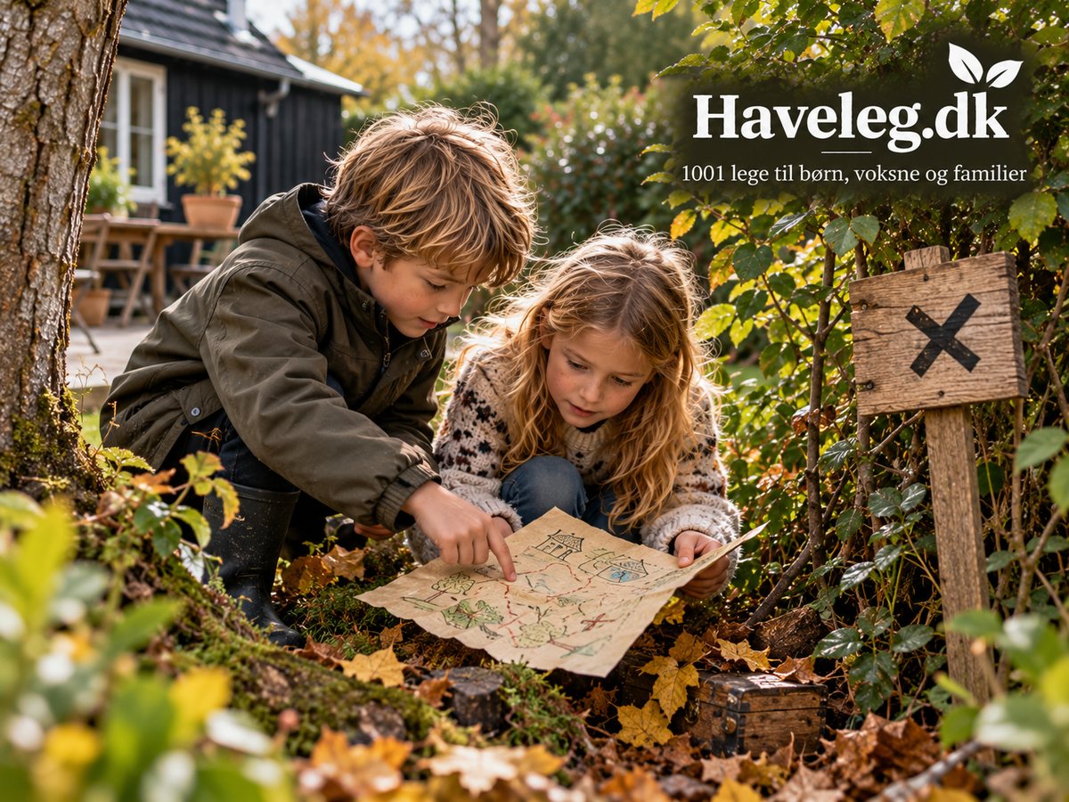 Skattejagt i haven, en haveleg for børn: dreng og pige læser skattekortet i efterårshaven, mens et skilt med et kryds markerer skatten