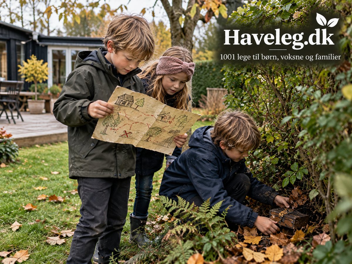 Skattejagt for børn i haven: tre børn følger skattekortet, og den ene graver skattekisten frem under hækken